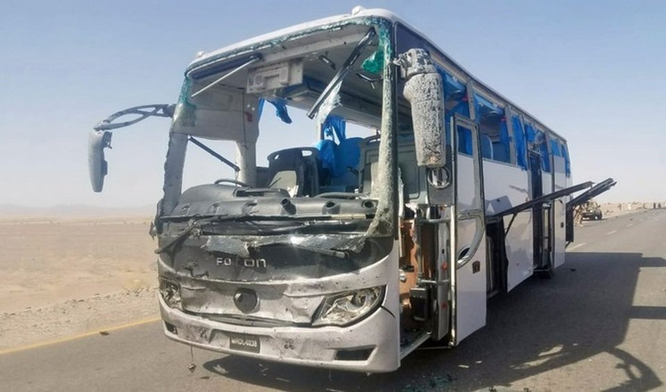 Xe buýt chở kỹ sư Trung Quốc hư hại nặng nề sau vụ đánh bom liều chết của phiến quân Pakistan (Ảnh: Arab News)