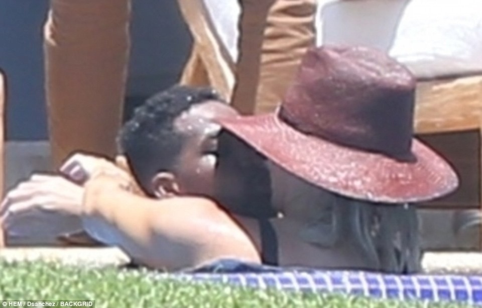 Khloe Kardashian đi nghỉ cùng bồ trẻ - 1
Khloe Kardashian và bồ trẻ Tristan Thompson đang tận hưởng kỳ nghỉ ở Mexico