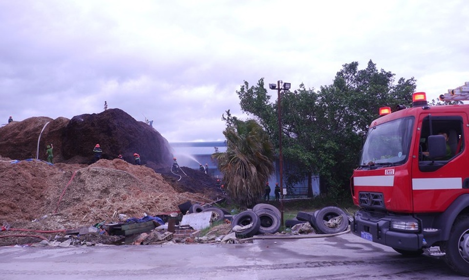 Hơn 100 tỷ “bốc hơi” trong vụ cháy kho chứa dăm gỗ - 2 Cảnh sát PCCC tỉnh Bình Định điều 13 xe cứu hỏa cùng hơn 100 cán bộ, chiến sỹ tham gia dập lửa.