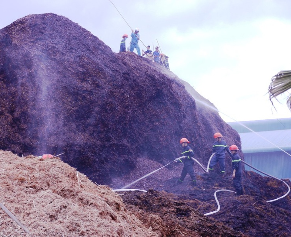 Hơn 100 tỷ “bốc hơi” trong vụ cháy kho chứa dăm gỗ - 3 Hơn 100 tỷ “bốc hơi” trong vụ cháy kho chứa dăm gỗ - 3