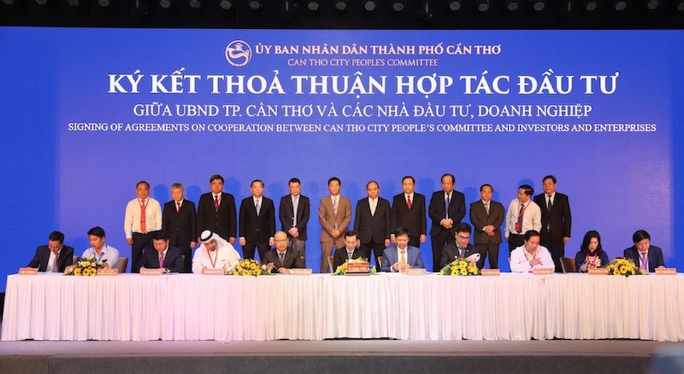 Đại gia bất động sản TPHCM đầu tư du lịch nghỉ dưỡng Cần Thơ - 1 Đại diện Tập đoàn Novaland cùng các doanh nghiệp thực hiện ký kết thỏa thuận hợp tác đầu tư với UBND TP.Cần Thơ