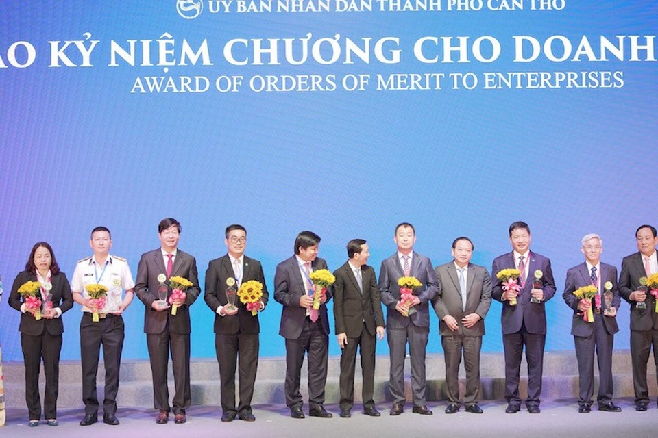 Đại gia bất động sản TPHCM đầu tư du lịch nghỉ dưỡng Cần Thơ - 2 Lãnh đạo UBND TP.Cần Thơ trao tặng kỷ niệm chương cho những đóng góp tích cực của Tập đoàn Novaland cùng các doanh nghiệp đến sự phát triển của Thành phố.
