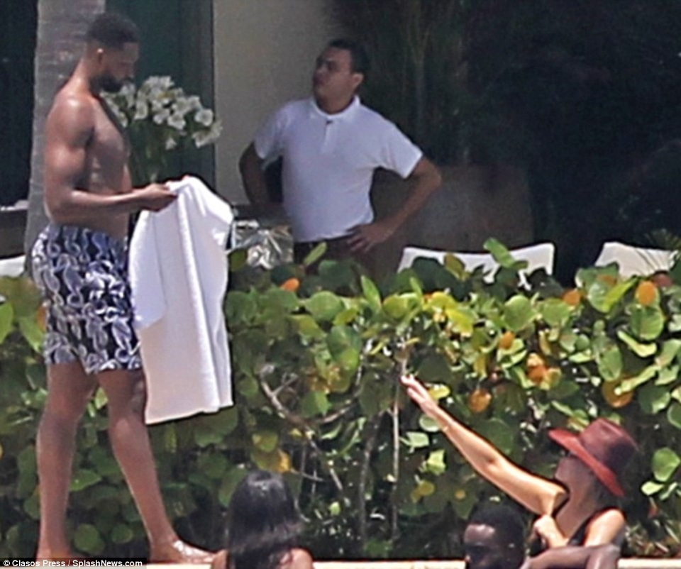 Khloe Kardashian đi nghỉ cùng bồ trẻ - 4
Sự việc xảy ra chỉ vài ngày trước khi Khloe Kardashian và Tristan Thompson đón con gái nhỏ
