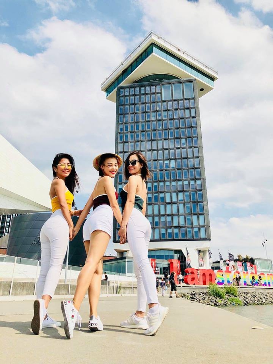 Những mỹ nhân Việt ngày càng quyến rũ “đốt cháy người nhìn” sau chia tay - 27 Từ một cô gái ít nói, thậm chí có phần nhạt nhòa về phong cách trước đó thì giờ đây, chính mái tóc ngắn đã giúp Á hậu trở nên nổi bật và là tâm điểm mỗi lần xuất hiện.