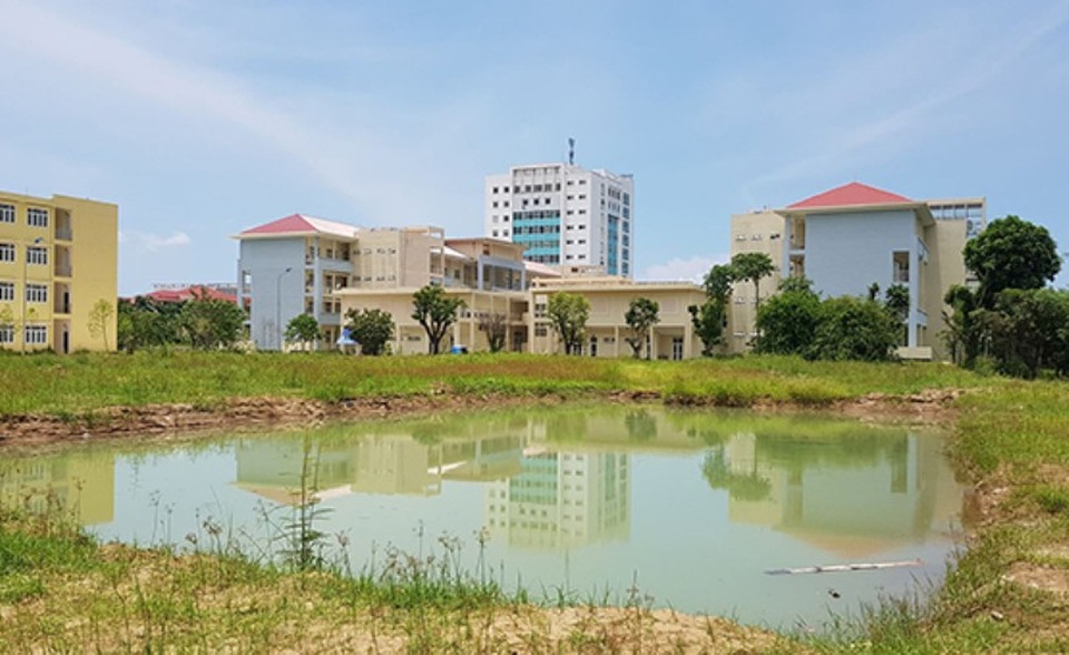 Hai bé trai đuối nước trong trường đại học - 1 Hiện trường nơi các cháu bé gặp nạn