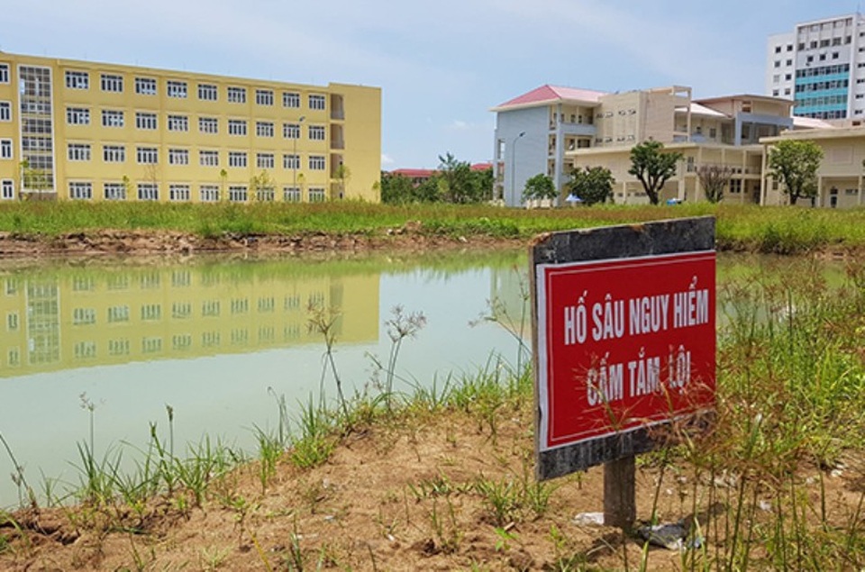 Hai bé trai đuối nước trong trường đại học - 2 Sau khi sự việc xảy ra, Trường Đại học Hồng Đức đã cắm biển cảnh báo nguy hiểm