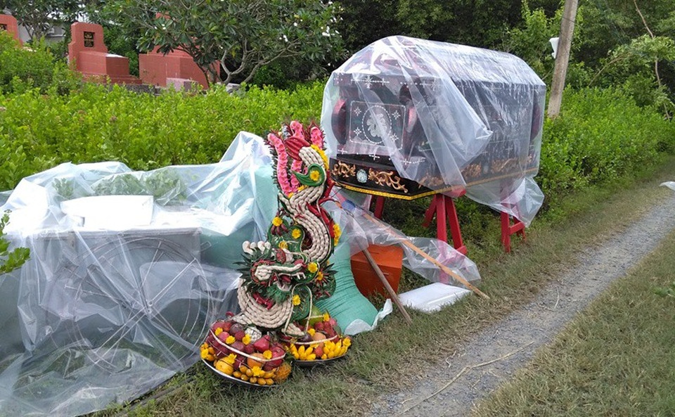 Khẩn trương truy bắt nghi phạm thảm sát 3 người trong gia đình vợ - 4
Người thân đang chuẩn bị hậu sự cho 3 nạn nhân
