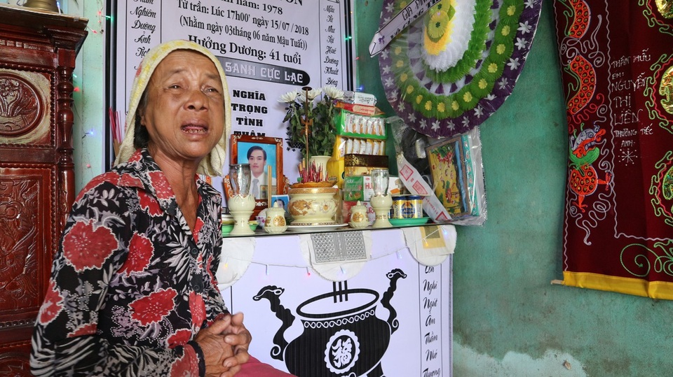 Bà Mãi vẫn còn nghẹn ngào, tức tưởi vì cái chết đột ngột của con trai và xót thương cho hai đứa cháu mồ côi tội nghiệp