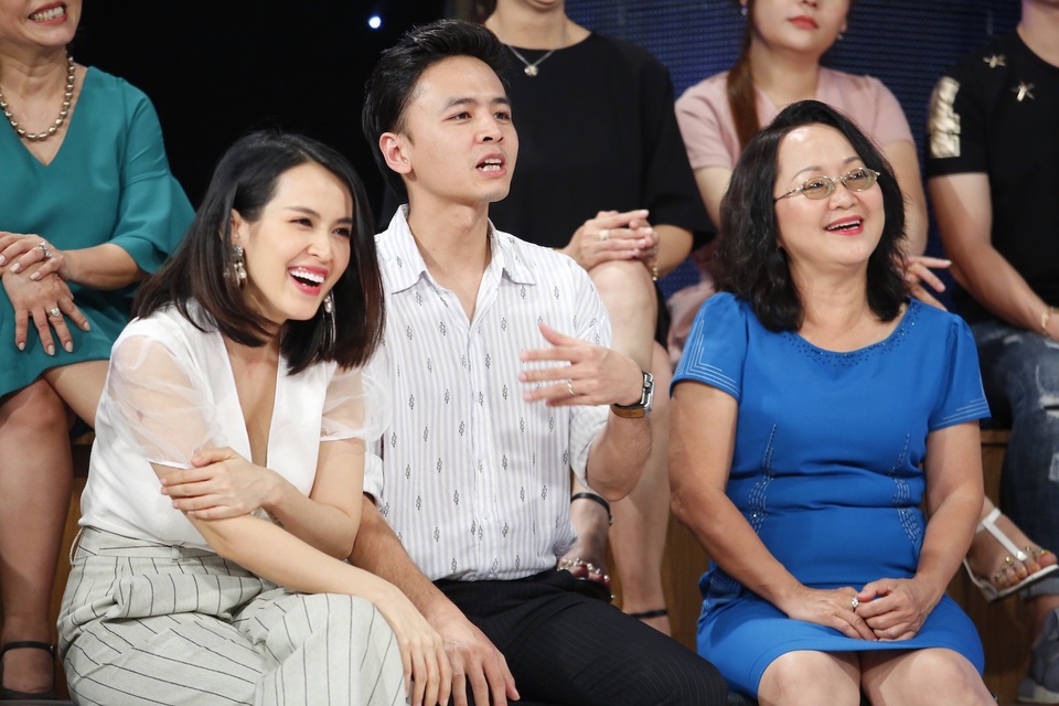 Nữ ca sĩ chuyển giới bị chê “cư xử không giống người nổi tiếng”vì lên án chồng - 6 Dù đoán sai nhưng Tú Vi, Văn Anh và mẹ Kiều Thu lại rất vui vì đây là dịp để cả nhà hiểu nhau hơn.