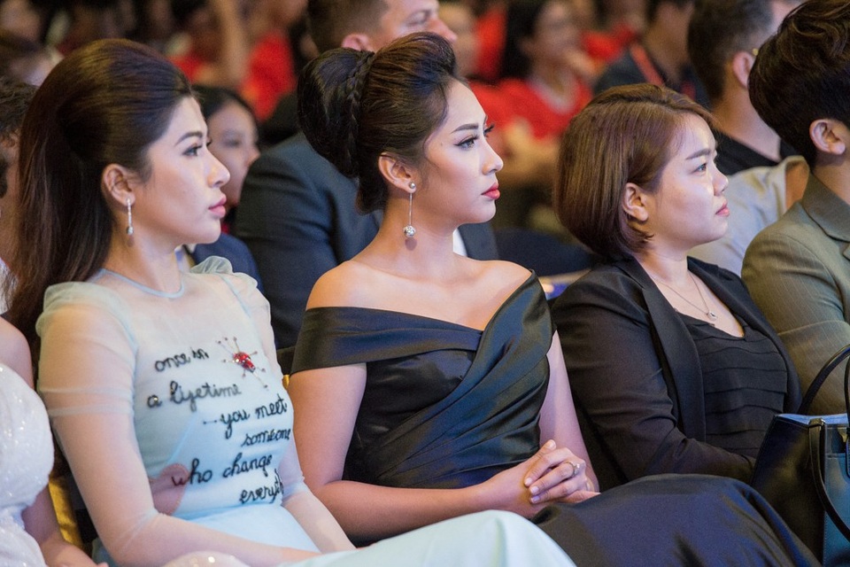Hoa hậu Đặng Thu Thảo, Chi Nguyễn rạng rỡ đón Michael Owen - 6 Hoa hậu Đặng Thu Thảo, Chi Nguyễn rạng rỡ đón Michael Owen - 6