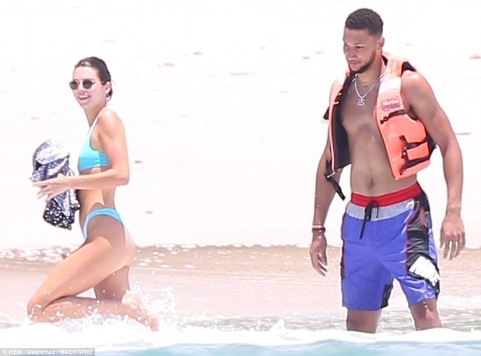 Khloe Kardashian đi nghỉ cùng bồ trẻ - 8
Kendall Jenner và Ben Simmons mới hẹn hò được ít tuần
