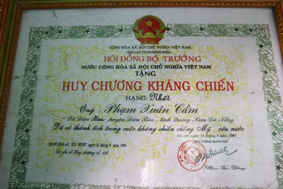 Dù qua bao nhiêu ác liệt của chiến tranh cũng không khiến ông bà gục ngã như đứng trước hoàn cảnh éo le của con cháu