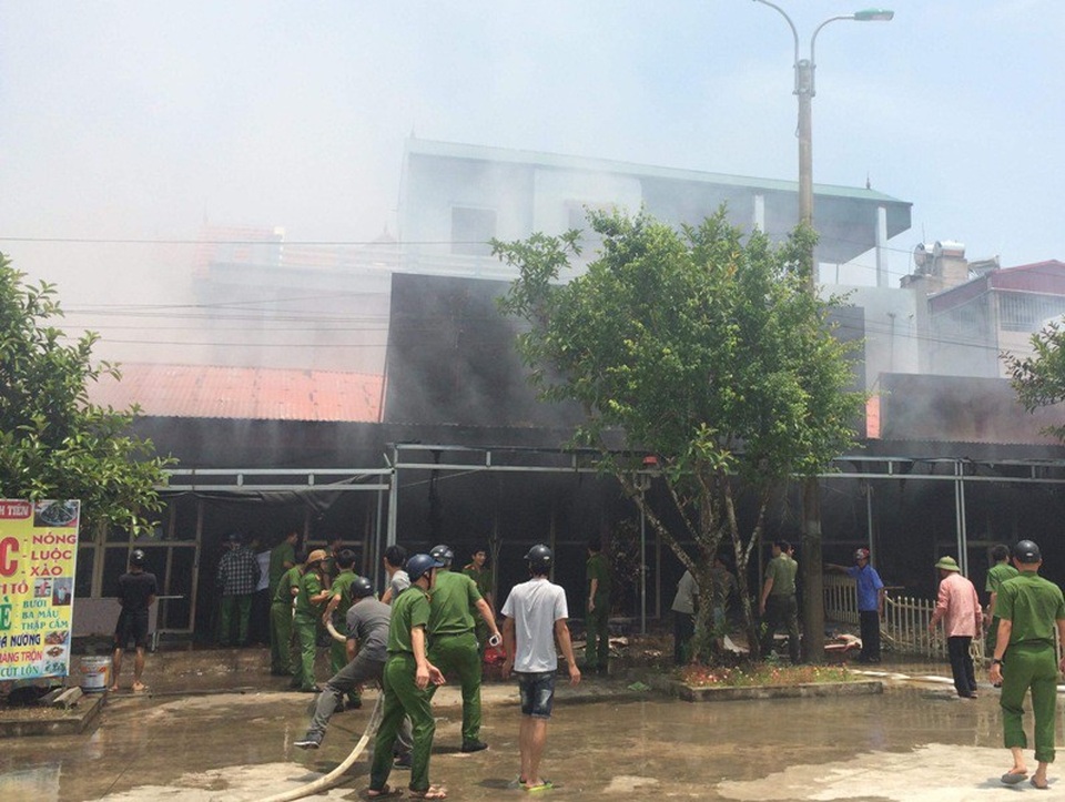 Hàng loạt gian hàng ngoài chợ Nga Sơn bốc cháy - 1 Hiện trường vụ cháy
