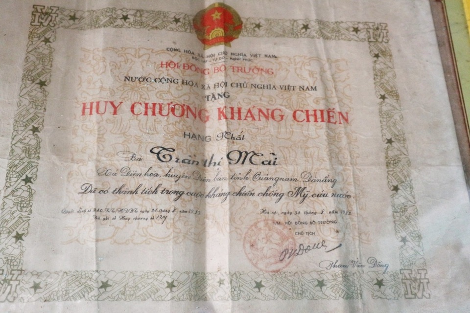 Mẹ mất vì ung thư, cha bị đánh chết, 2 chị em dang dở đường đến trường - 6