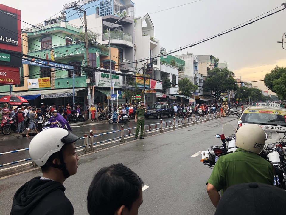 Xông vào ngân hàng dí dao, cướp tiền của khách giao dịch - 2 Công an phong tỏa hiện trường xảy ra vụ cướp
