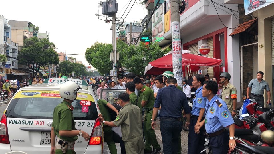Vụ xông vào ngân hàng dí dao, cướp tiền: Nghi can dương tính ma tuý - 2 Công an khống chế đối tượng đưa lên xe về trụ sở