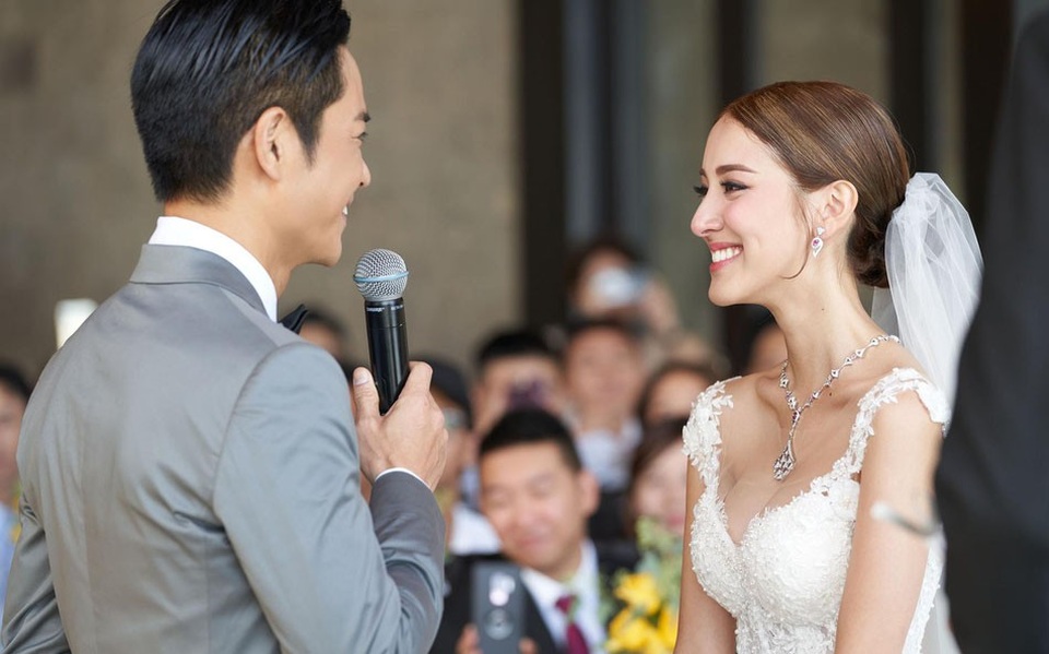 Trịnh Gia Dĩnh kết hôn với hoa hậu kém 22 tuổi - 4
Chú rể 49 tuổi hứa hẹn chăm sóc và yêu thương cô dâu 27 tuổi tới cuối đời. Trịnh Gia Dĩnh sinh năm 1969, là ca sĩ, diễn viên có tiếng Hong Kong. Còn Trần Khải Lâm sinh năm 1991, nổi tiếng sau khi đăng quang Hoa hậu Hồng Kong năm 2013. Hai người hẹn hò từ năm 2015.