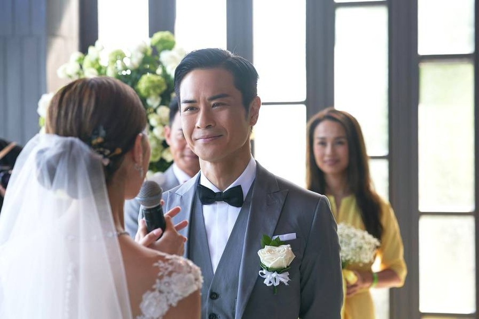 Trịnh Gia Dĩnh kết hôn với hoa hậu kém 22 tuổi - 5
Những giọt nước mắt hạnh phúc trên gương mặt chú rể Gia Dĩnh khi cô dâu Khải Lâm thề nguyện chăm sóc, yêu thương anh suốt đời.