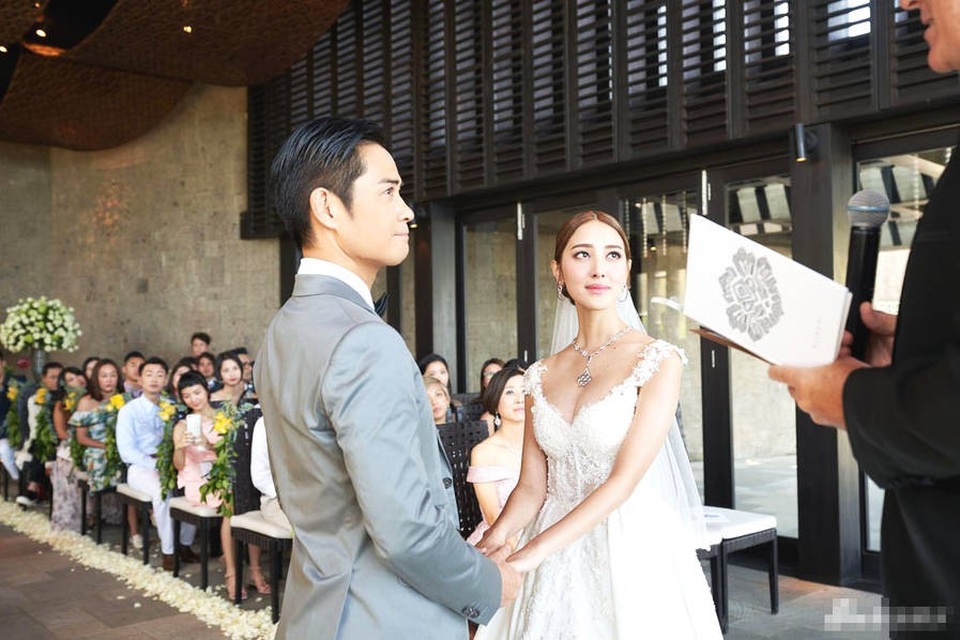 Trịnh Gia Dĩnh kết hôn với hoa hậu kém 22 tuổi - 6
Trịnh Gia Dĩnh từng hò hẹn với những bóng hồng nổi tiếng của Hồng Kong như Vương Hinh Bình, Châu Lệ Kỳ, Xa Thi Mạn trước khi gặp gỡ Trần Khải Lâm vào năm 2015.