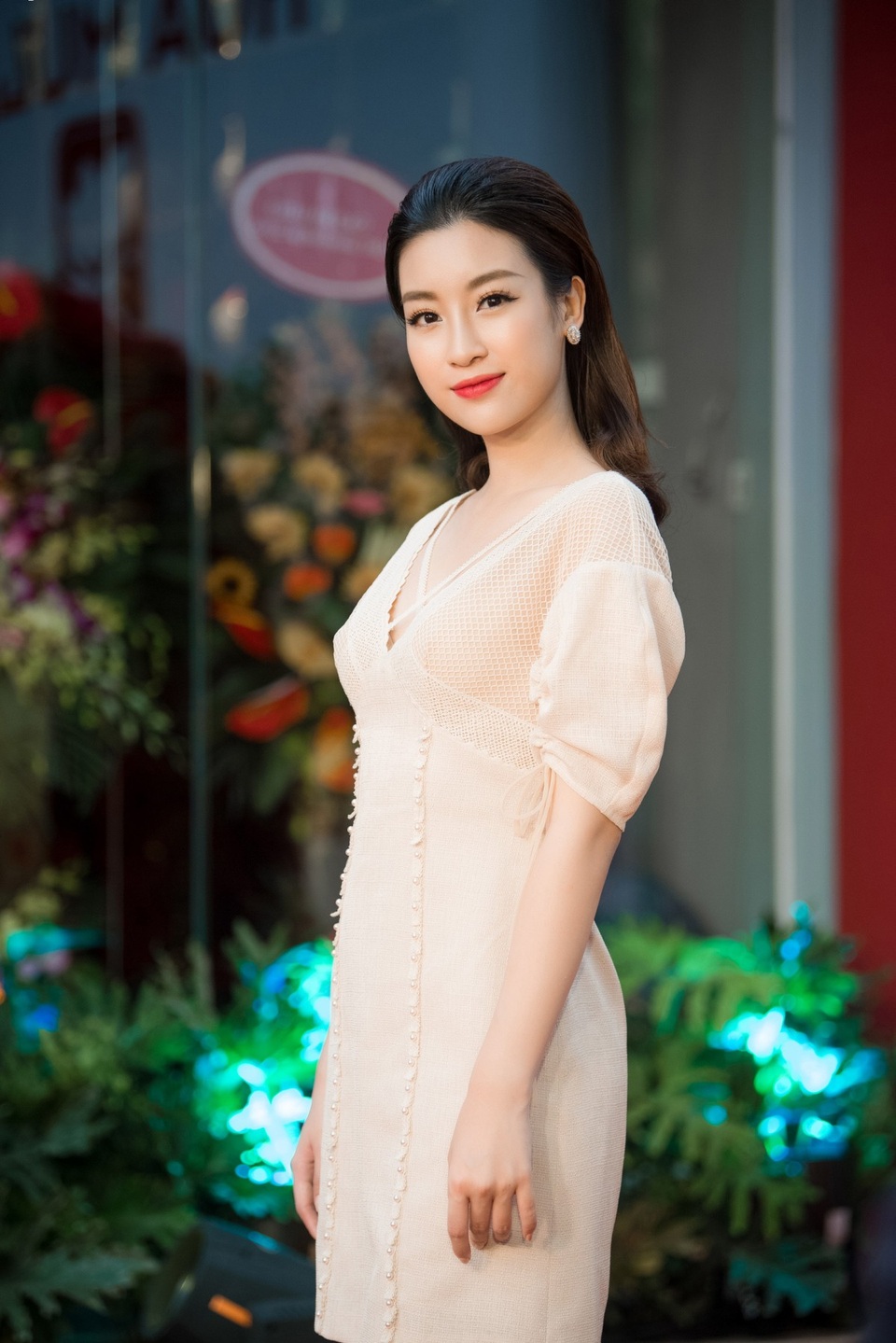 Dàn mỹ nhân đầu quân cho VTV đọ dáng trên thảm đỏ - 1 Hoa hậu Đỗ Mỹ Linh có mặt từ sớm. Dù bận rộn với lịch trình của Hoa hậu Việt Nam 2018 nhưng Đỗ Mỹ Linh vẫn luôn cố gắng hội ngộ hội chị em thân thiết như: Hoa hậu Ngọc Hân, Á hậu Thanh Tú,... mỗi khi có dịp. Hiện tại, người đẹp cũng đang học tập để chuẩn bị đầu quân cho VTV.