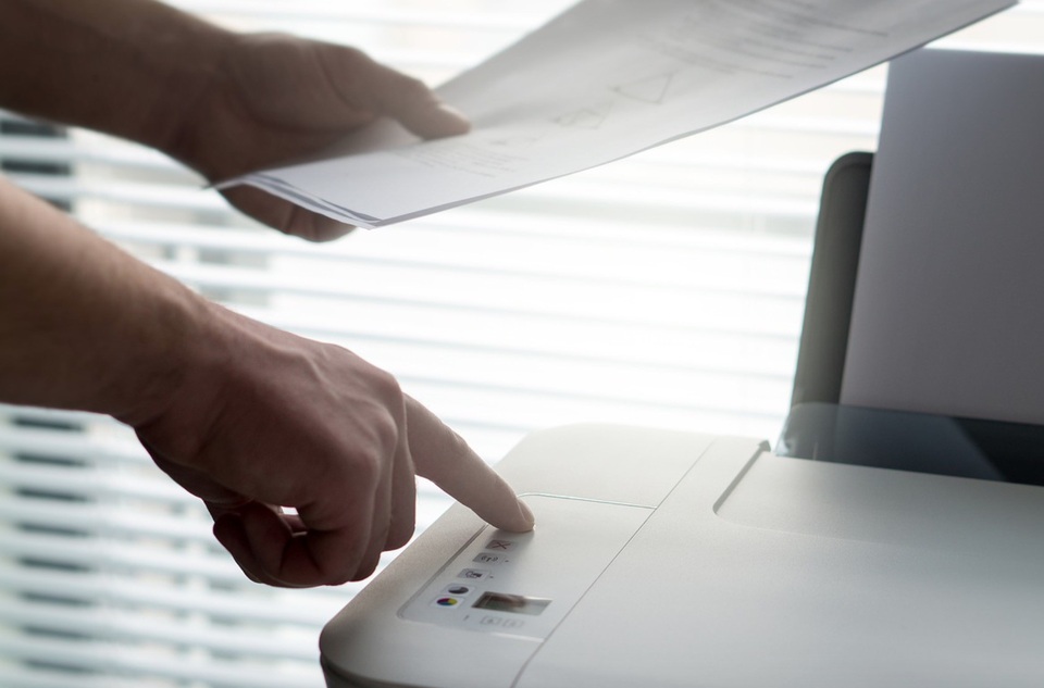 Bằng cách này, hacker có thể dễ dàng đánh cắp dữ liệu của doanh nghiệp - 1 Sử dụng máy fax có thể khiến doanh nghiệp đối mặt nguy cơ bị hacker tấn công.