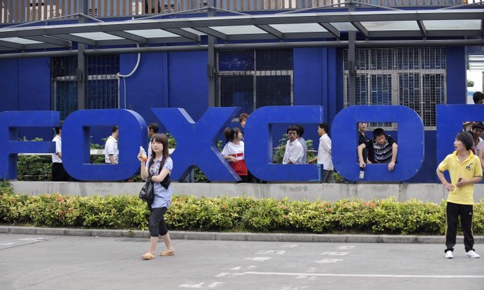 Công nhân Trung Quốc ăn cắp 1,3 triệu USD hàng hóa của Apple - 1 Công nhân Trung Quốc bên ngoài nhà máy Foxconn ở thành phố Thâm Quyến, tỉnh Quảng Đông, Trung Quốc. (Nguồn: STR / AFP / Getty Images)
