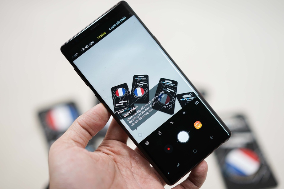 Ở mặt sau là hệ thống camera kép độ phân giải 12 MP, khẩu độ kép F1.5/F2.4, tích hợp chống rung quang học với công nghệ khử nhiễu tương tự thế hệ Galaxy S9+ và trí tuệ nhân tạo.