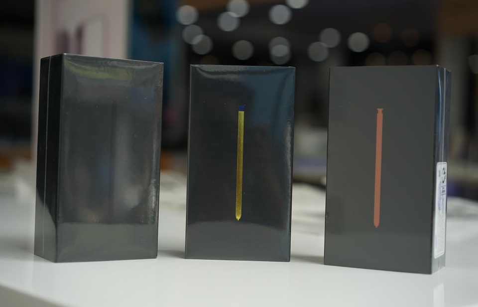 Hộp phiên bản Galaxy Note 9 thương mại tại Việt Nam có sự thay đổi so với thế hệ trước đó là chiếc bút S Pen được in ở mặt trước thay vì tên sản phẩm. Màu sắc chiếc bút tương ứng với màu sắc sản phẩm, riêng bút màu vàng sẽ đi kèm với sản phẩm màu xanh đại dương.