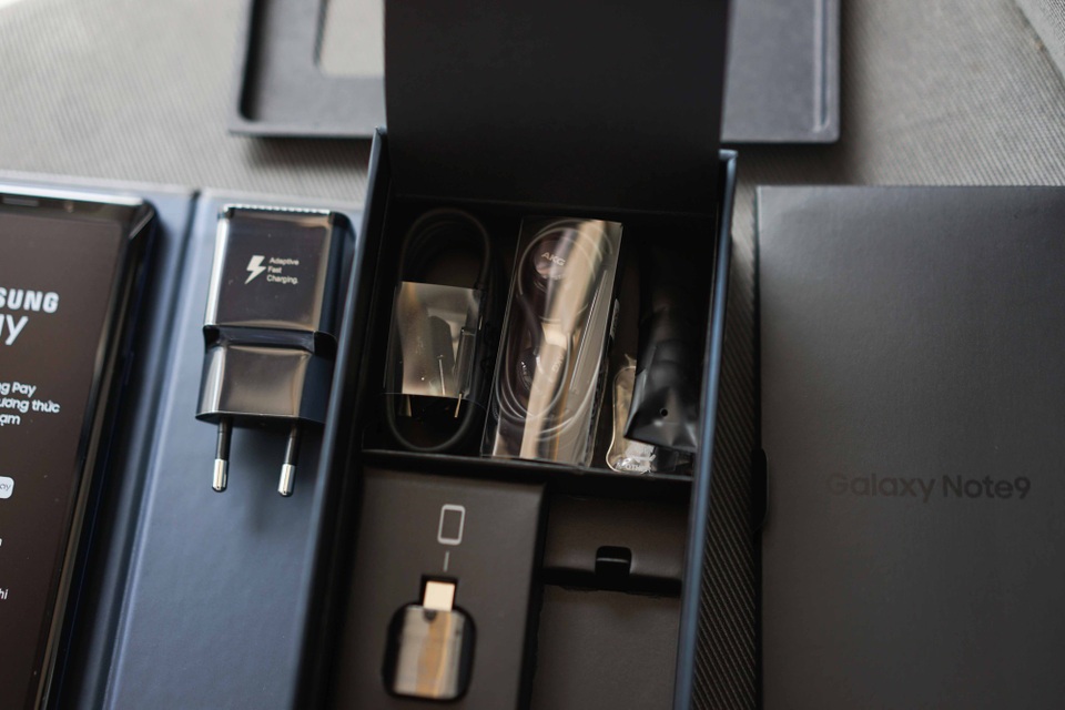 Bên dưới sẽ là vị trí của cóc sạc nhanh, cáp USB Type-C, tai nghe, bộ đôi cổng USB Connector, đầu bút thay thế, sách hướng dẫn và ốp trong.