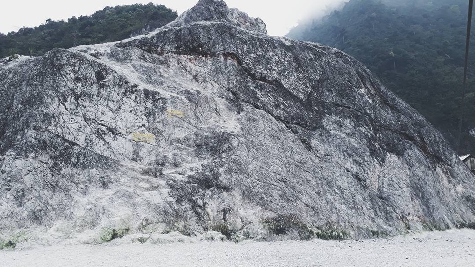 Từ Hà Nội, bạn đi thẳng quốc lộ 6 lên thành phố Hòa Bình, đi khoảng 40 km nữa là đến chân đèo đá Trắng.
