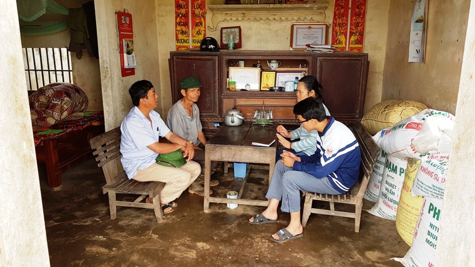 “Ngày 19/8 em phải nhập học rồi, nhưng giờ không biết lấy đâu tiền đi học?” - 8 Người dân xóm làng đến chia sẻ với Giang.