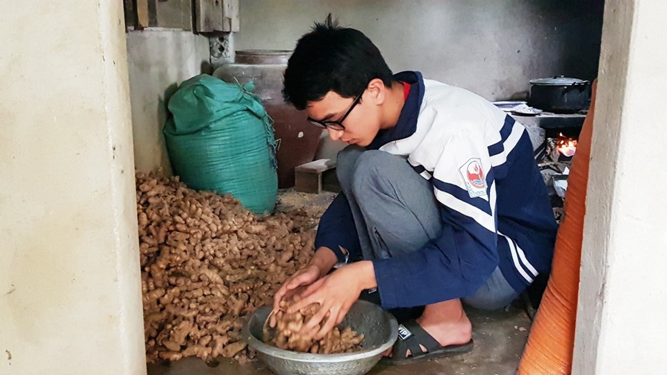 “Ngày 19/8 em phải nhập học rồi, nhưng giờ không biết lấy đâu tiền đi học?” - 6
Thương bố mẹ đau ốm triền miên, ngoài giờ học Giang gánh thêm những phần việc khác. Từ đồng áng, nấu nướng đến giặt giũ em đều thành thạo.