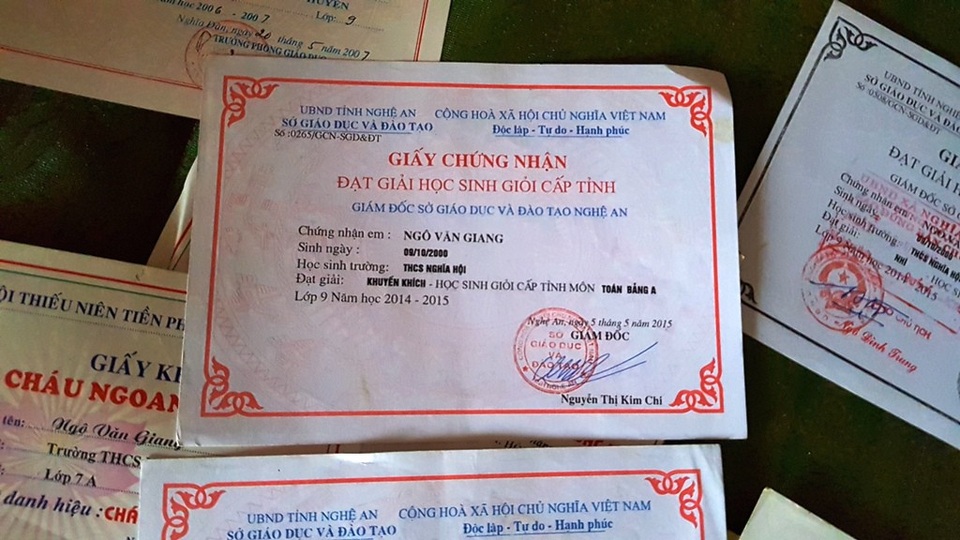 “Ngày 19/8 em phải nhập học rồi, nhưng giờ không biết lấy đâu tiền đi học?” - 5
Năm học lớp 12, Giang giành giải Nhì học sinh giỏi tỉnh môn Vật lý và giải Khuyến khích học sinh giỏi tỉnh môn Toán.