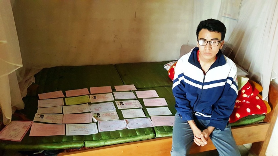 “Ngày 19/8 em phải nhập học rồi, nhưng giờ không biết lấy đâu tiền đi học?” - 4
Mặc dầu bị bệnh hen suyễn hành hạ nhưng 12 năm liền Giang đều là học sinh giỏi. Kèm theo đó em đạt được những giải cao trong các kỳ thi học sinh giỏi.