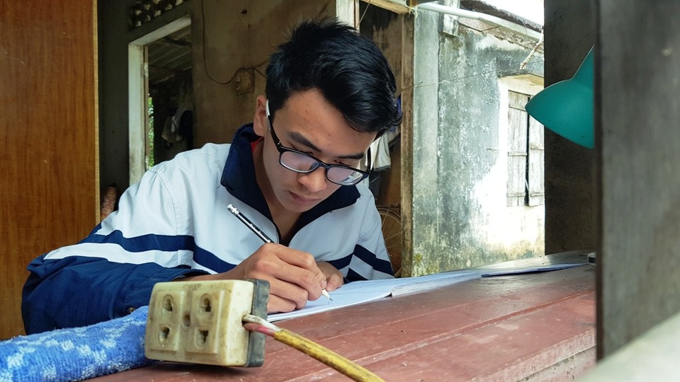 “Ngày 19/8 em phải nhập học rồi, nhưng giờ không biết lấy đâu tiền đi học?” - 2
Dù gia đình nghèo, nhưng Giang cố gắng học tập và luôn là học sinh giỏi, chăm ngoan.