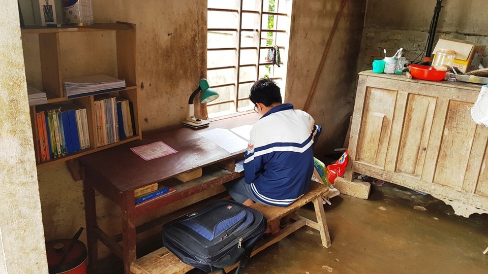 “Ngày 19/8 em phải nhập học rồi, nhưng giờ không biết lấy đâu tiền đi học?” - 3
Giang bên góc học tập đơn sơ.