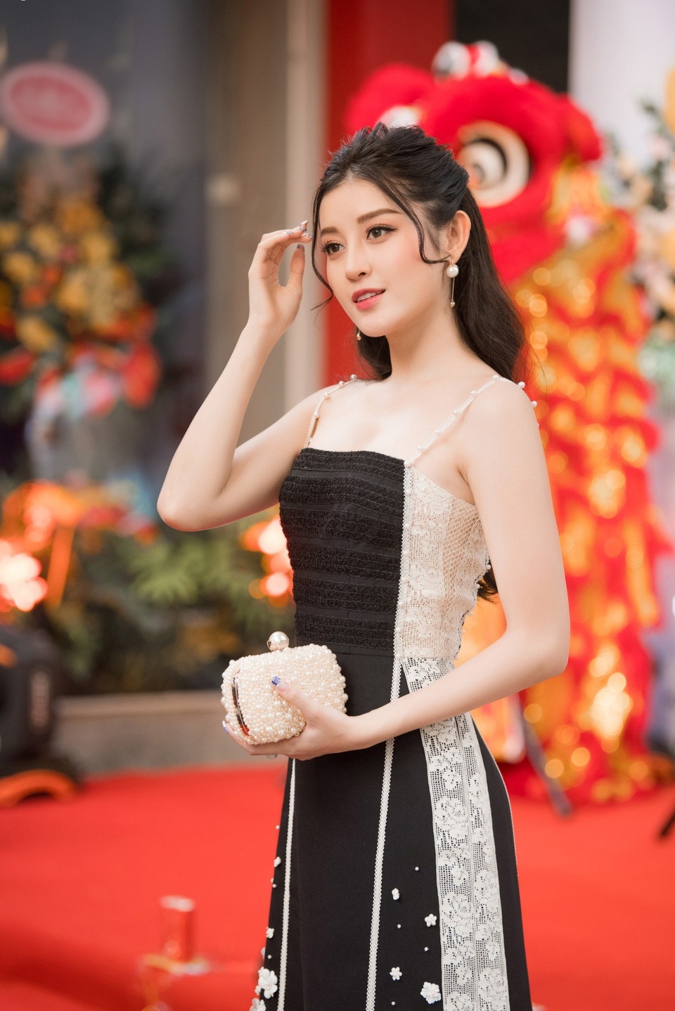 Dàn mỹ nhân đầu quân cho VTV đọ dáng trên thảm đỏ - 2 Á hậu Huyền My cũng là người đẹp chuẩn bị lên sóng VTV, mới đây cô chia sẻ với truyền thông hình ảnh chiếc thẻ CTV trong quá trình thử việc tại đây. Người đẹp hiện vẫn đang được BTV Thuỵ Vân, Ngọc Trinh hướng dẫn tích cực cho buổi ghi hình đầu tiên. Gần đây có không ít thông tin Huyền My rục rục lên xe hoa vào cuối năm. Trước thắc mắc của mọi người, Á hậu phủ nhận và thổ lộ, ước mong của cô là sẽ lên xe hoa vào năm 25 tuổi. Hiện tại, cô muốn tập trung vào phát triển công việc.