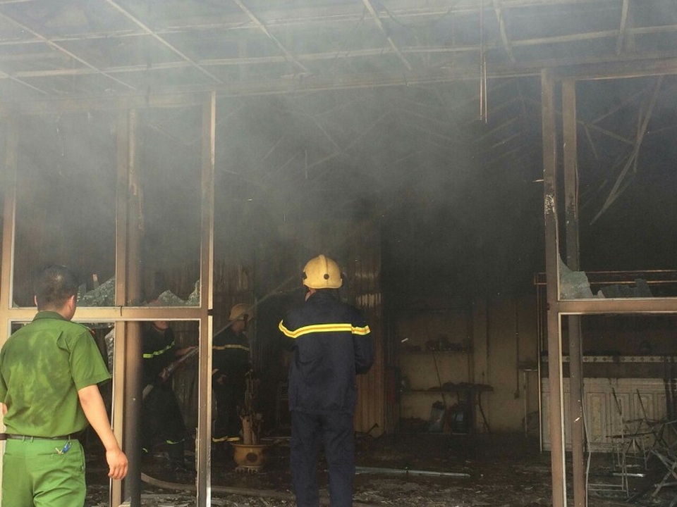Hàng loạt gian hàng ngoài chợ Nga Sơn bốc cháy - 2 Lực lượng Cảnh sát PCCC đã dập tắt đám cháy