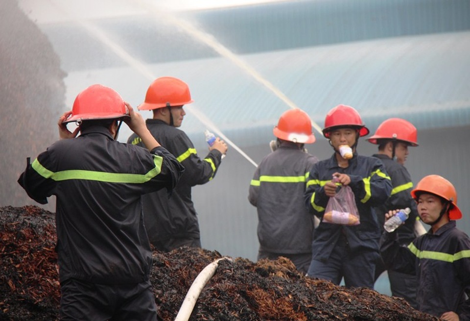 Hơn 100 tỷ “bốc hơi” trong vụ cháy kho chứa dăm gỗ - 5 Vụ cháy xảy ra lúc 4h sáng khiến việc chữa cháy gặp nhiều khó khăn.