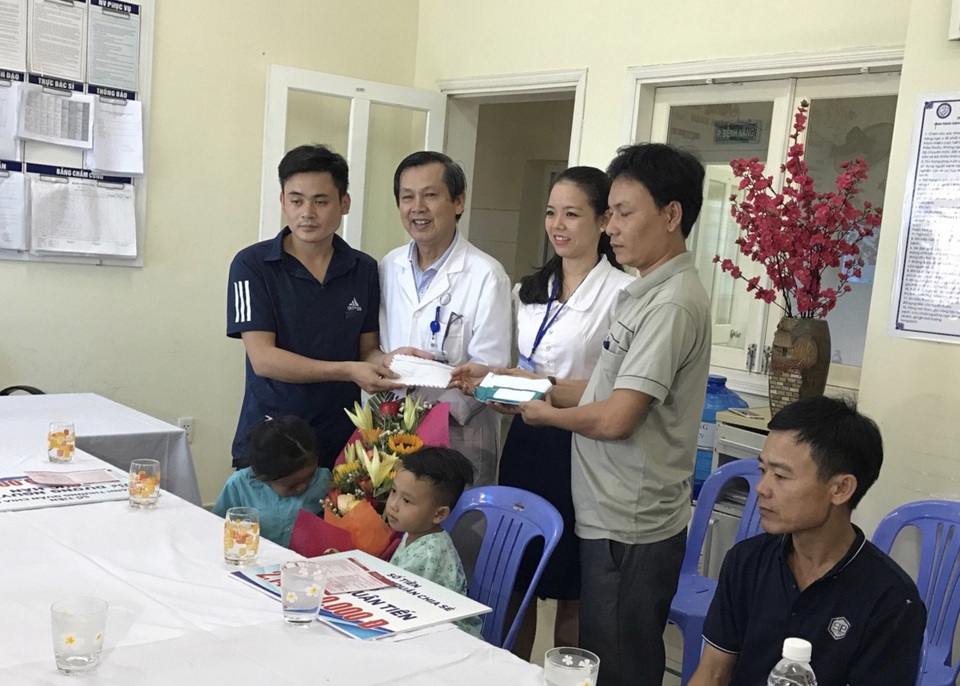Hai nạn nhân vụ tai nạn thảm khốc tặng hơn 100 triệu đồng đến bệnh nhi nghèo - 1 Gia đình hai bệnh nhi là hai nạn nhân nhỏ tuổi sống sót sau vụ tai nạn ở Quảng Nam trao tặng 100 triệu đồng đến Quỹ hỗ trợ bệnh nhi nghèo của Bệnh viện Phụ sản - Nhi Đà Nẵng