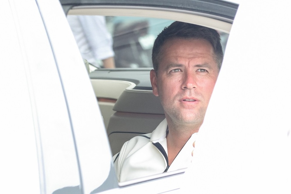 Michael Owen điển trai xuất hiện tại sân bay - 3
Do an ninh được thắt chặt, Michael Owen không có quá nhiều thời gian để gặp gỡ và giao lưu với người hâm mộ tại sân bay. Tuy vậy, nam danh thủ vẫn tranh thủ vẫy tay chào và nán lại đôi chút để “say Hi” với các khán giả trước khi lên xe về khách sạn