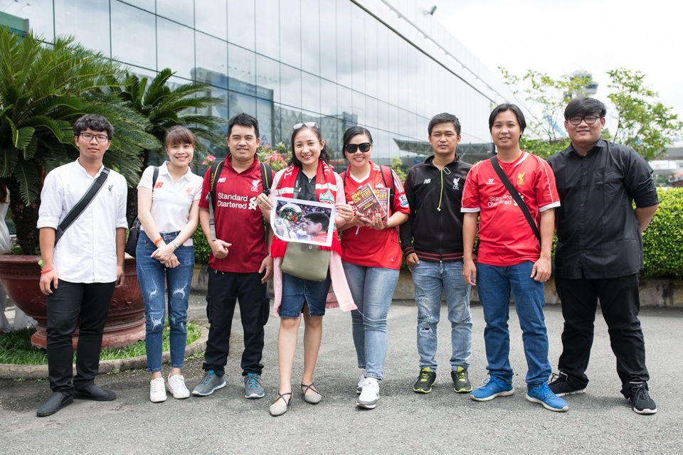 Michael Owen điển trai xuất hiện tại sân bay - 4
Fans Việt chào đón cựu danh thủ trong sự cuồng nhiệt và rất có tổ chức. Michael Owen từng đạt danh hiệu Quả bóng vàng Châu Âu năm 2001.