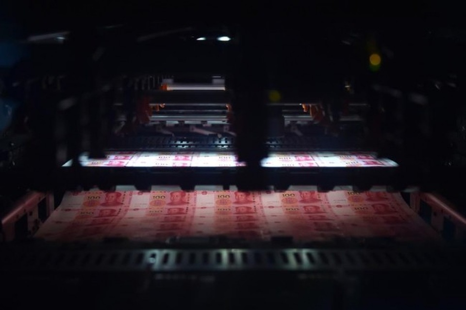 Tờ 100 tệ của Trung Quốc được in trong máy (Ảnh: Yibada)