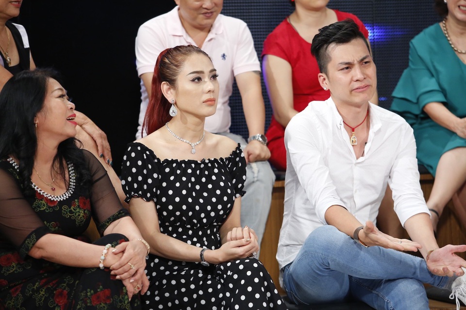 Nữ ca sĩ chuyển giới bị chê “cư xử không giống người nổi tiếng”vì lên án chồng - 3 Khánh Chi và mẹ chồng về một phe, liên tục lên án Phi Hùng vì đoán sai.