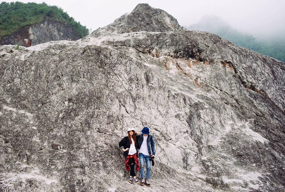 Thời gian gần đây, đèo Đá Trắng thu hút khá đông khách du lịch về tham quan, chụp hình đặc biệt là các bạn trẻ. Ảnh: @liinh_beooo