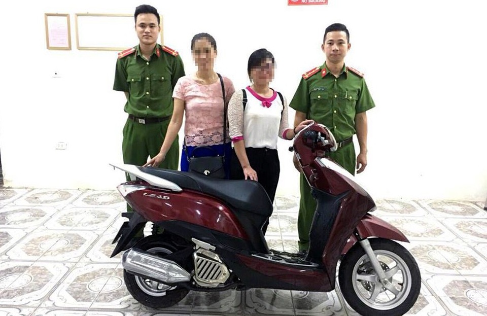 Hà Nội: Cô gái mất xe SH vì tin bạn mới quen qua zalo - 2 Cảnh sát trao trả tài sản cho nạn nhân.