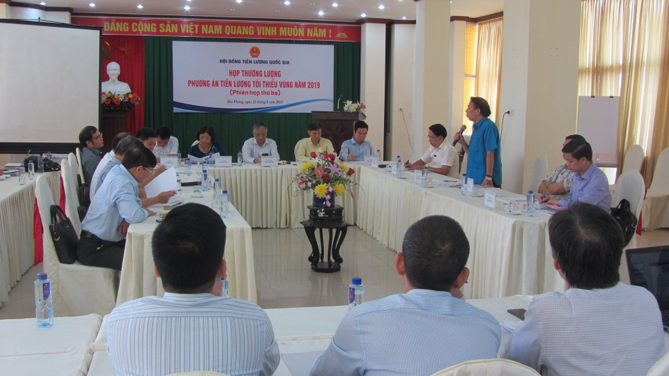 Lương tối thiểu đề xuất tăng 5,3 %: Các bên nói gì sau cuộc họp sáng 13/8 - 1
Phiền đàm phán lần 3 lương tối thiểu vùng 2019. Ảnh: C.G