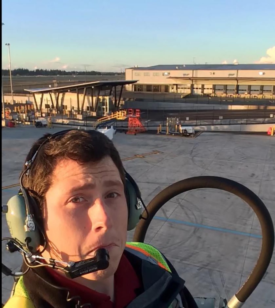 Nhân viên sân bay Richard Russell (Ảnh: Reuters)