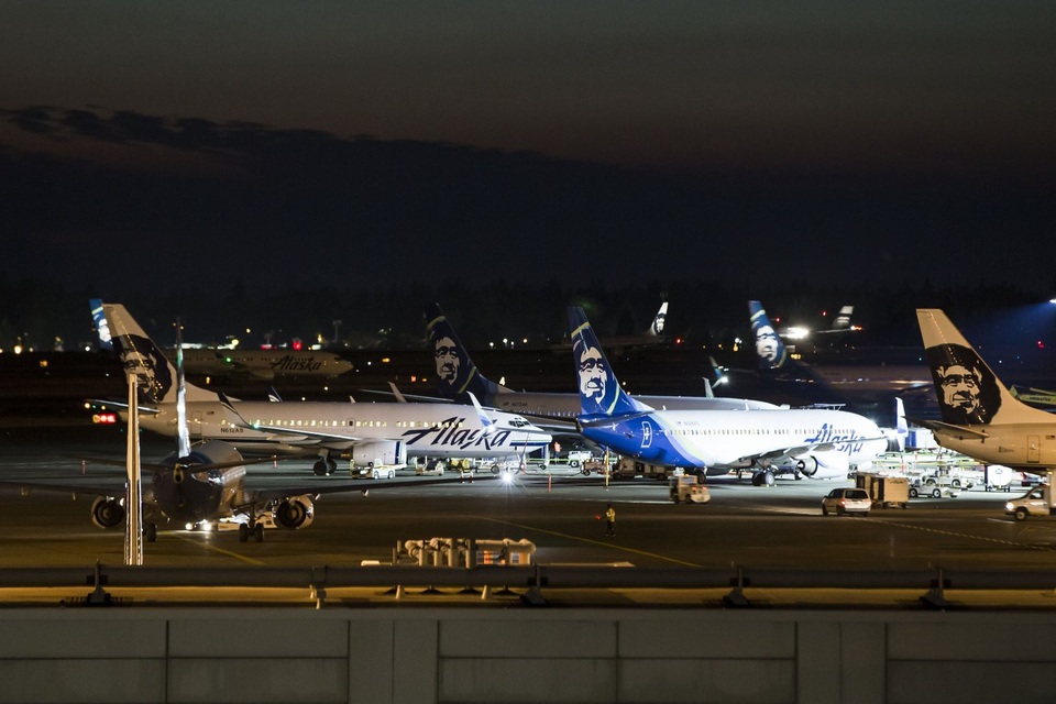 Các máy bay xếp hàng chờ tại sân bay Sea-Tac do sân bay tạm dừng các chuyến bay sau vụ cướp máy bay vào tối 10/8 (Ảnh: Seattle Times)