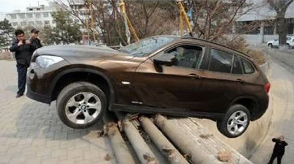 Thót tim với những khoảnh khắc “thần chết ngủ quên” - 5 Có lẽ chúng ta đã khá quen thuộc với tình huống chiếc xe chênh vênh trên mép vực, trong các bộ phim điện ảnh. Và đây chính là một trong những phiên bản đời thực của nó!